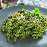 Fusilli z pesto z insalatiny i bazylii