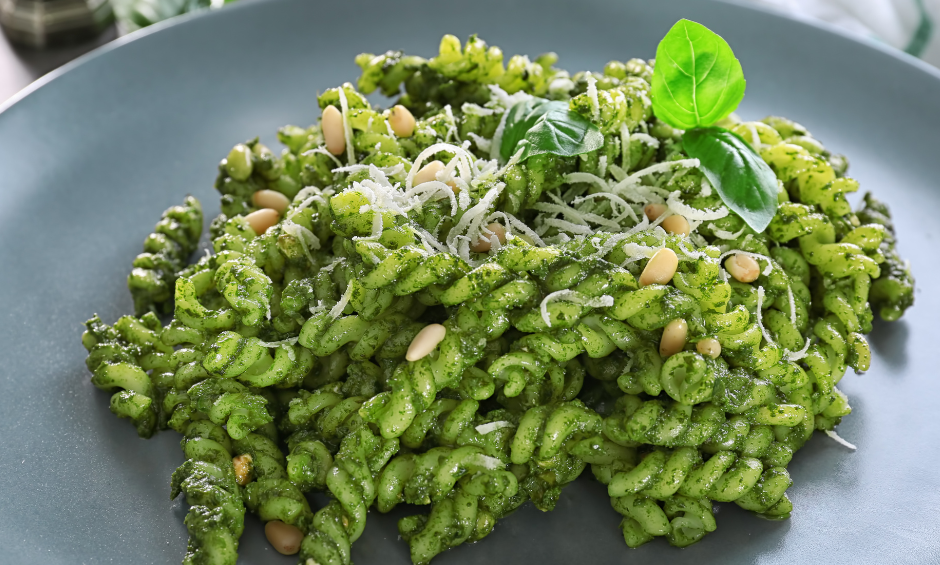 Fusilli z pesto z insalatiny i bazylii