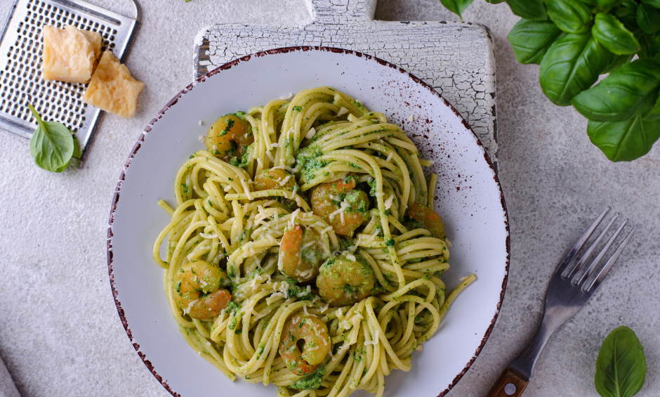 Spaghetti z kurczakiem, krewetkami i bazyliowym pesto