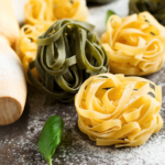 Fettuccine paglia e fieno z winnym porem i kurkami