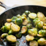 Tortellini z marchewką i brukselką z lekką nutką pikanterii i chipsem z szynki parmeńskiej