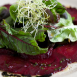 Carpaccio z pieczonych buraczków w balsamicznym winegrecie