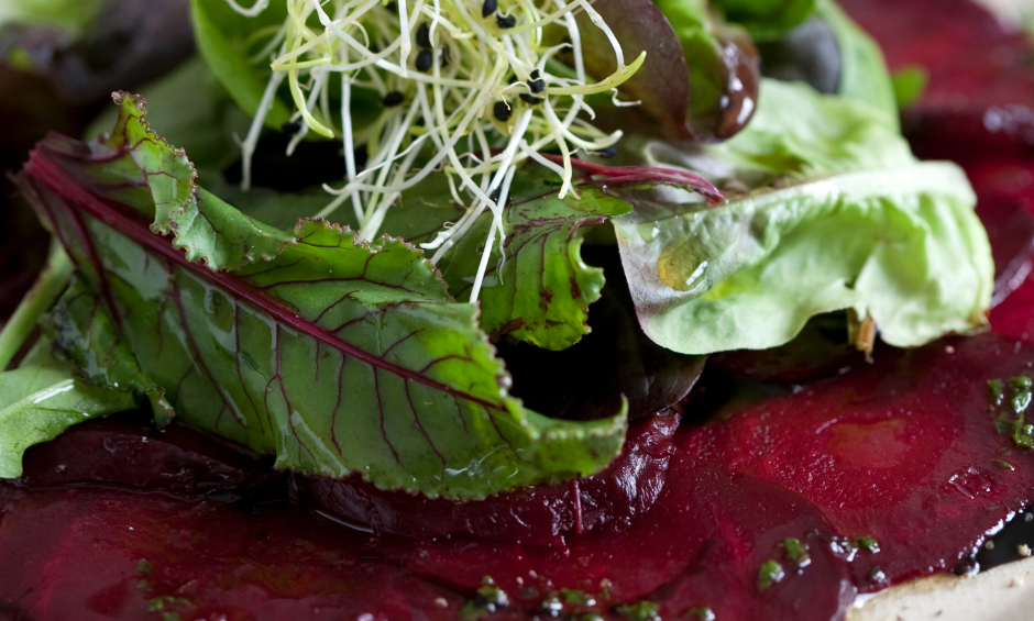 Carpaccio z pieczonych buraczków w balsamicznym winegrecie