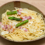 Spaghetti szparagowe z szynką parmeńską