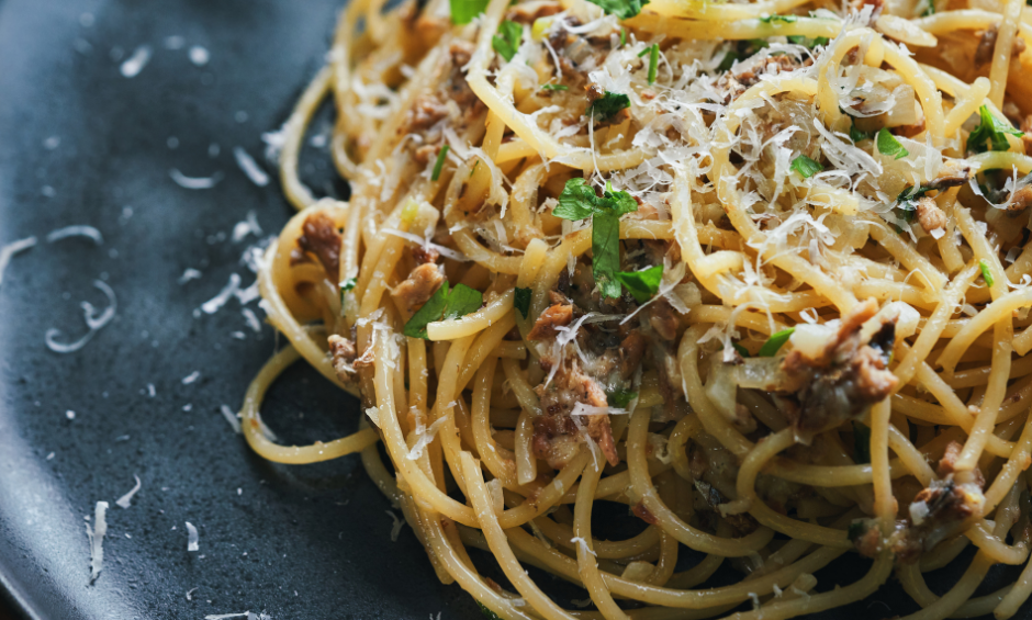 spaghetti z anchois i orzechami