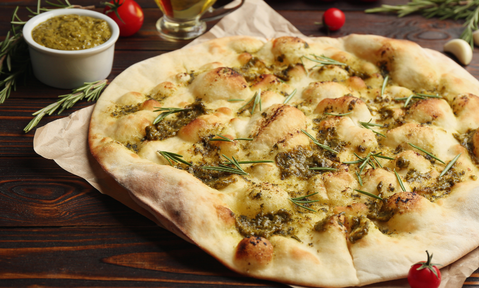 Focaccia z mozzarellą i pesto