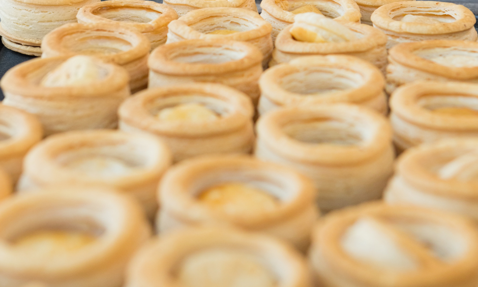 Vol-au-vent (korpusy z ciasta francuskiego) z ubijaną fetą