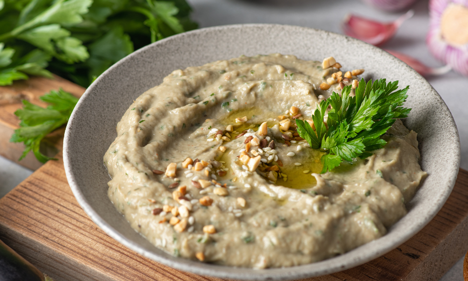 Klasyczny baba ghanoush: przepis na kremową pastę z pieczonego bakłażana