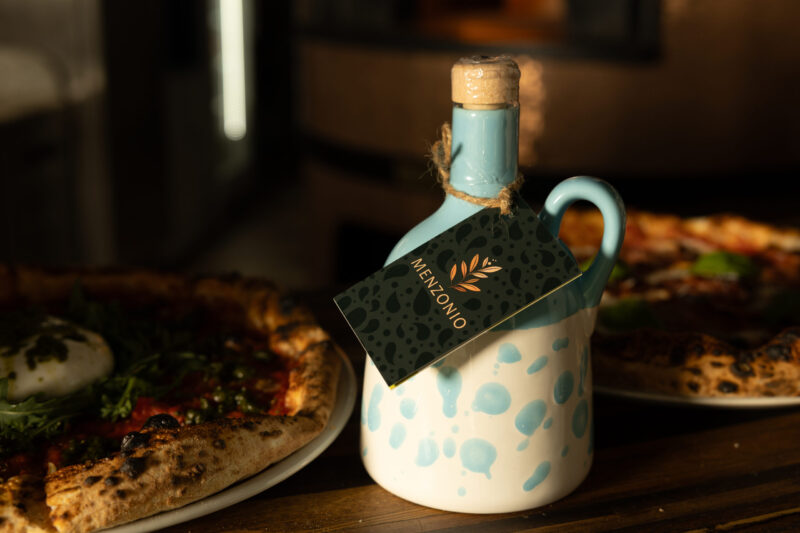 Nativem Olivenöl Extra - Keramikflasche Menzonio Blau – Bild 3