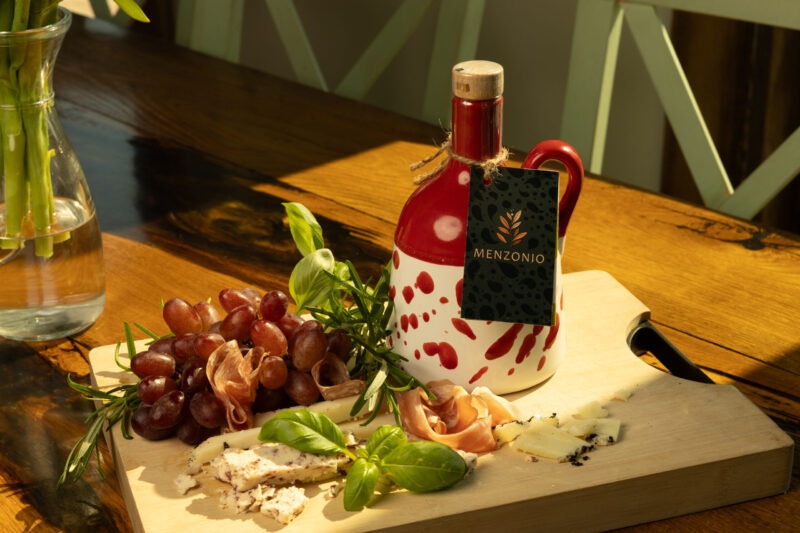 Nativem Olivenöl Extra - Keramikflasche Menzonio Rotwein – Bild 4